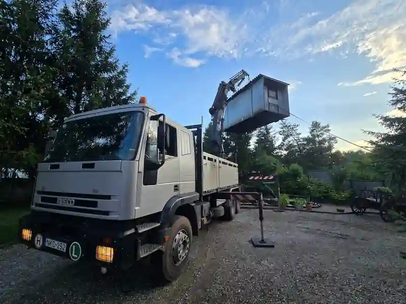 Mobilházat emelő darus kocsi