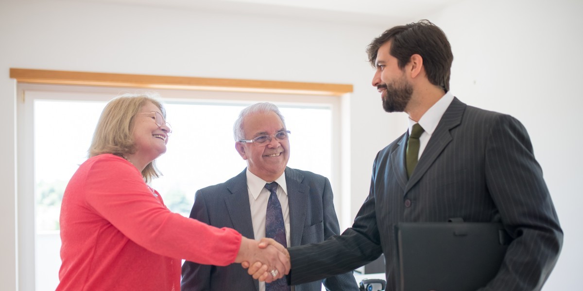 Agente inmobiliario cerrrando trato en su inmobiliaria en Avila