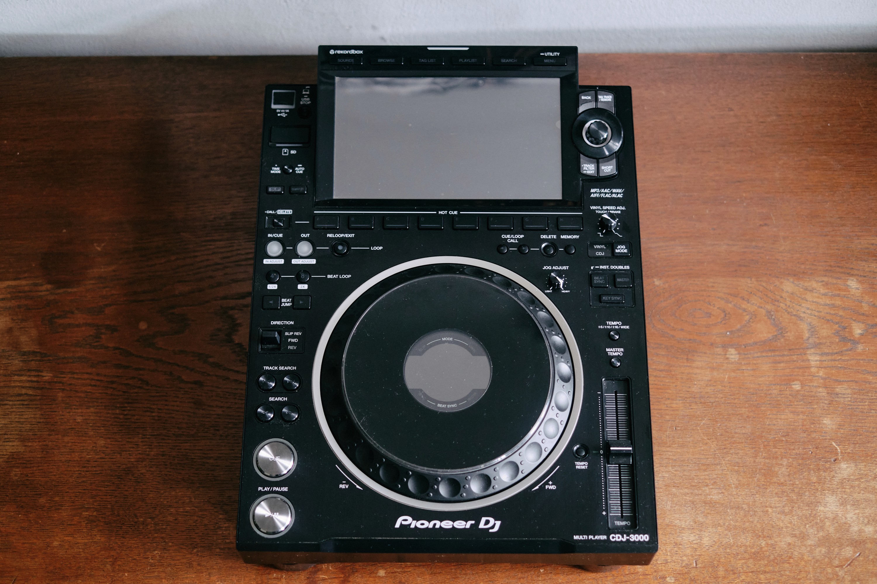 CDJ-3000 DJ-Media-Player von Pioneer mieten – vielseitiges DJ-Equipment für höchste Leistungsfähigkeit.