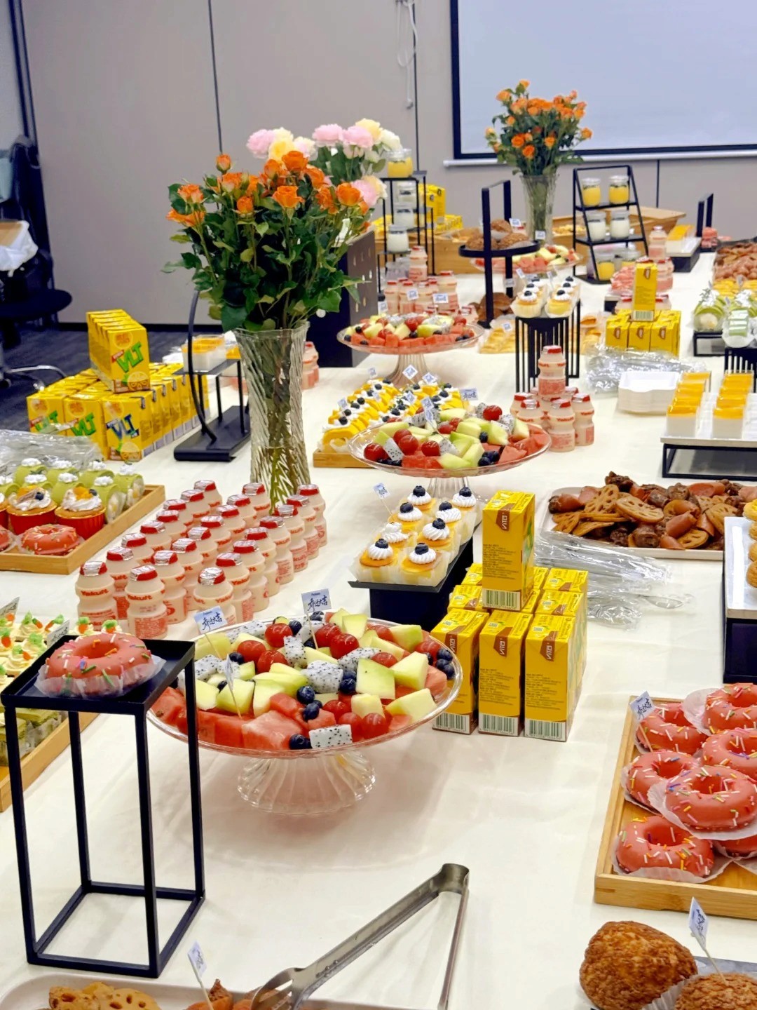 機場品牌櫥窗與展架設計 機場零售終端陳列設計 Airport window display and merchandising fixture design in airport