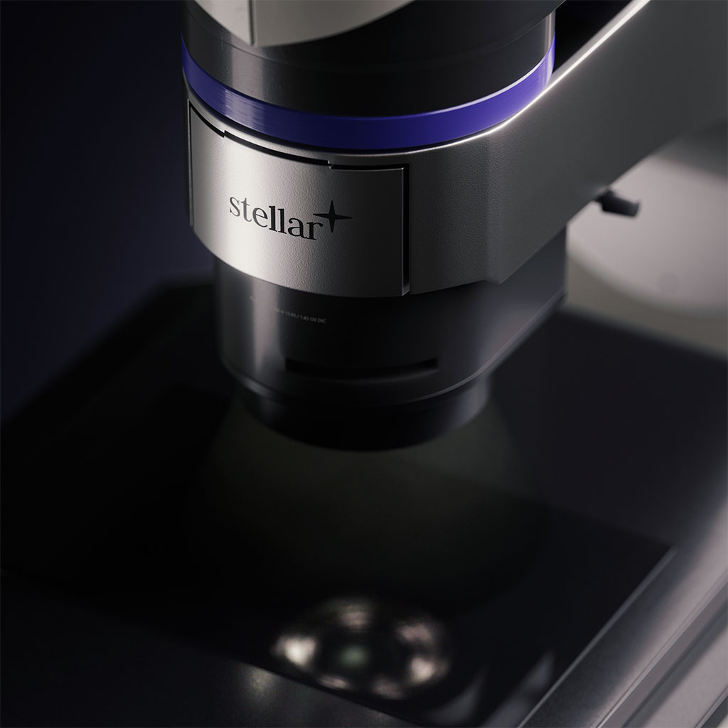 Detailansicht des Mikroskopgehäuses mit Fokus auf Markenlogo und metallische Oberflächenstruktur