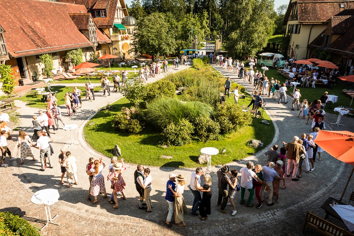 Gedeckter Tisch mit Stühlen in Wiese