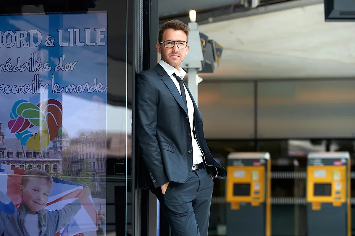 Portrait homme d’affaires sur fond urbain — photographie d’entreprise Lille Nord | Anteale Yann Manac’h 2025