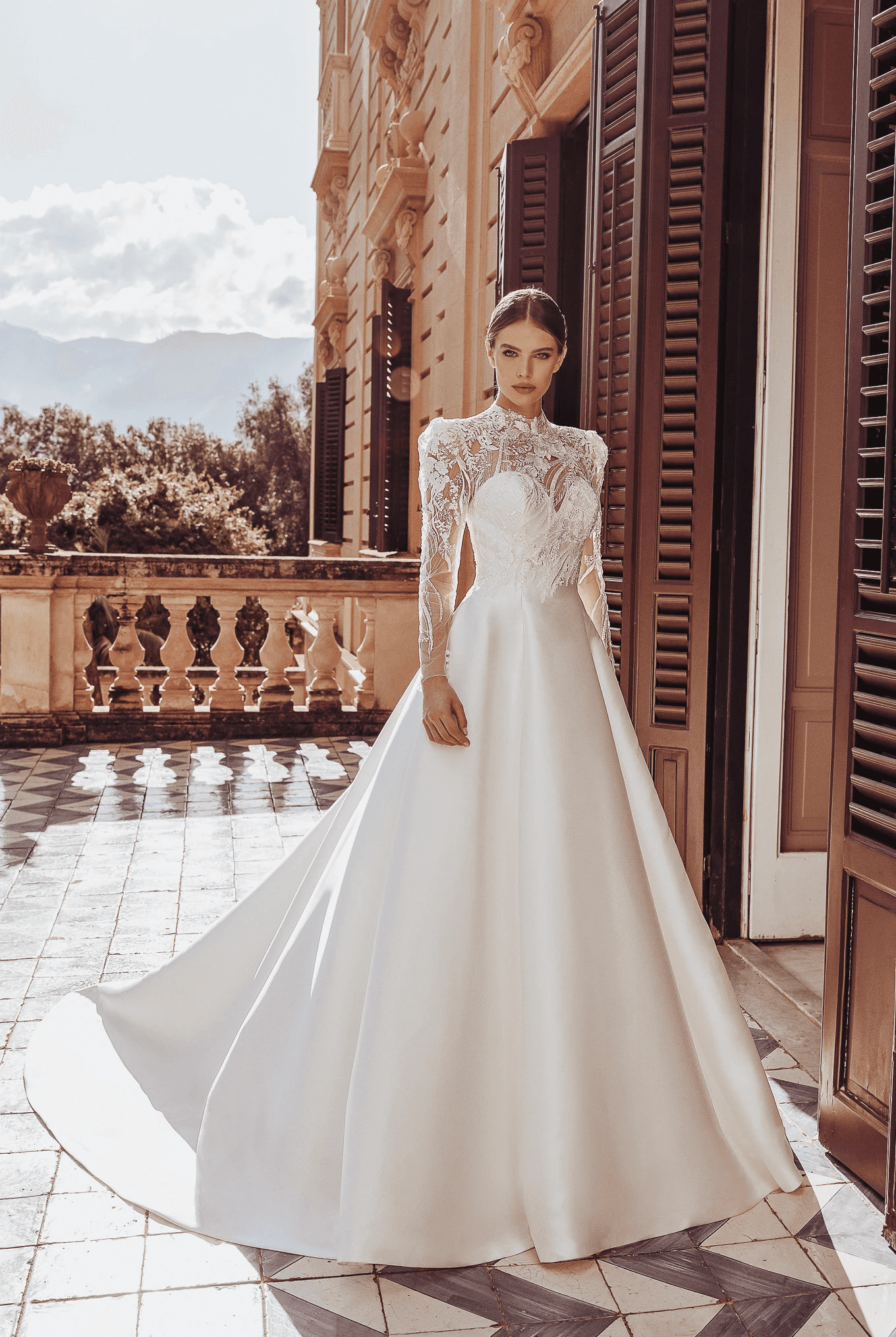 Hochgeschlossenes Prinzessinnen-Brautkleid mit langer Schleppe mit langen Ärmeln