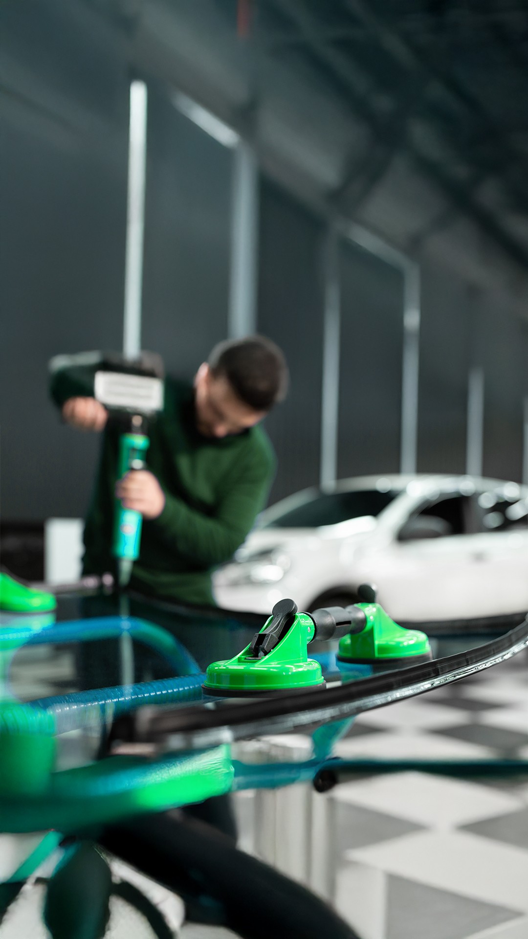 Werkzeug mit grünem Saugnapf beim Windschutzscheiben-Austausch – Autoglas-Service KulXpert Bonn Rhein-Sieg