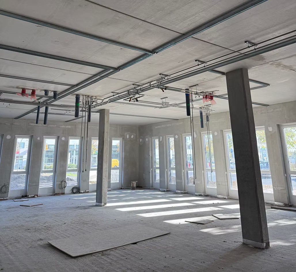 Entkernte Büroetage im Rohbau-Zustand. Ihr Generalunternehmer für Immobilien-Revitalisierung, Bürokonversion und nachhaltige Bestandssanierung bundesweit.