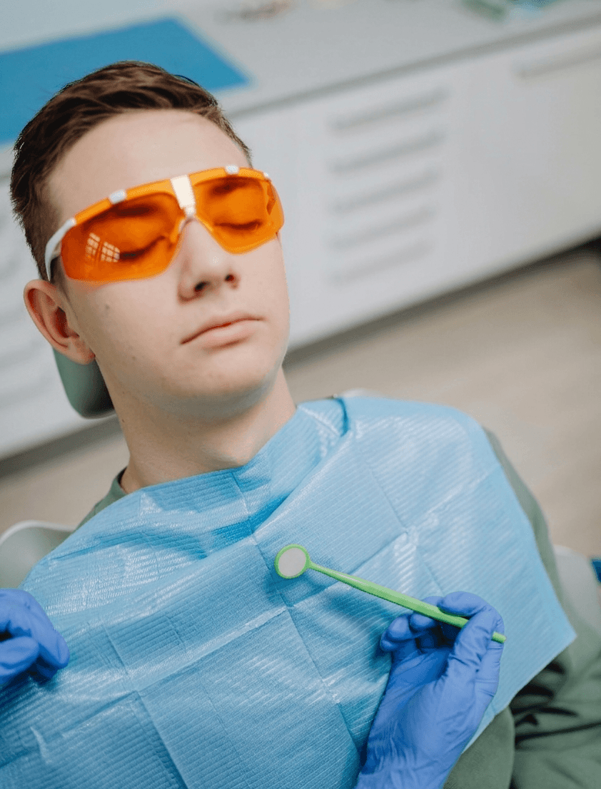 امرأة تبتسم وتُظهر ابتسامة هوليود سمايل بشكل مشرق بعد تركيب فينير الأسنان في أبوظبي.