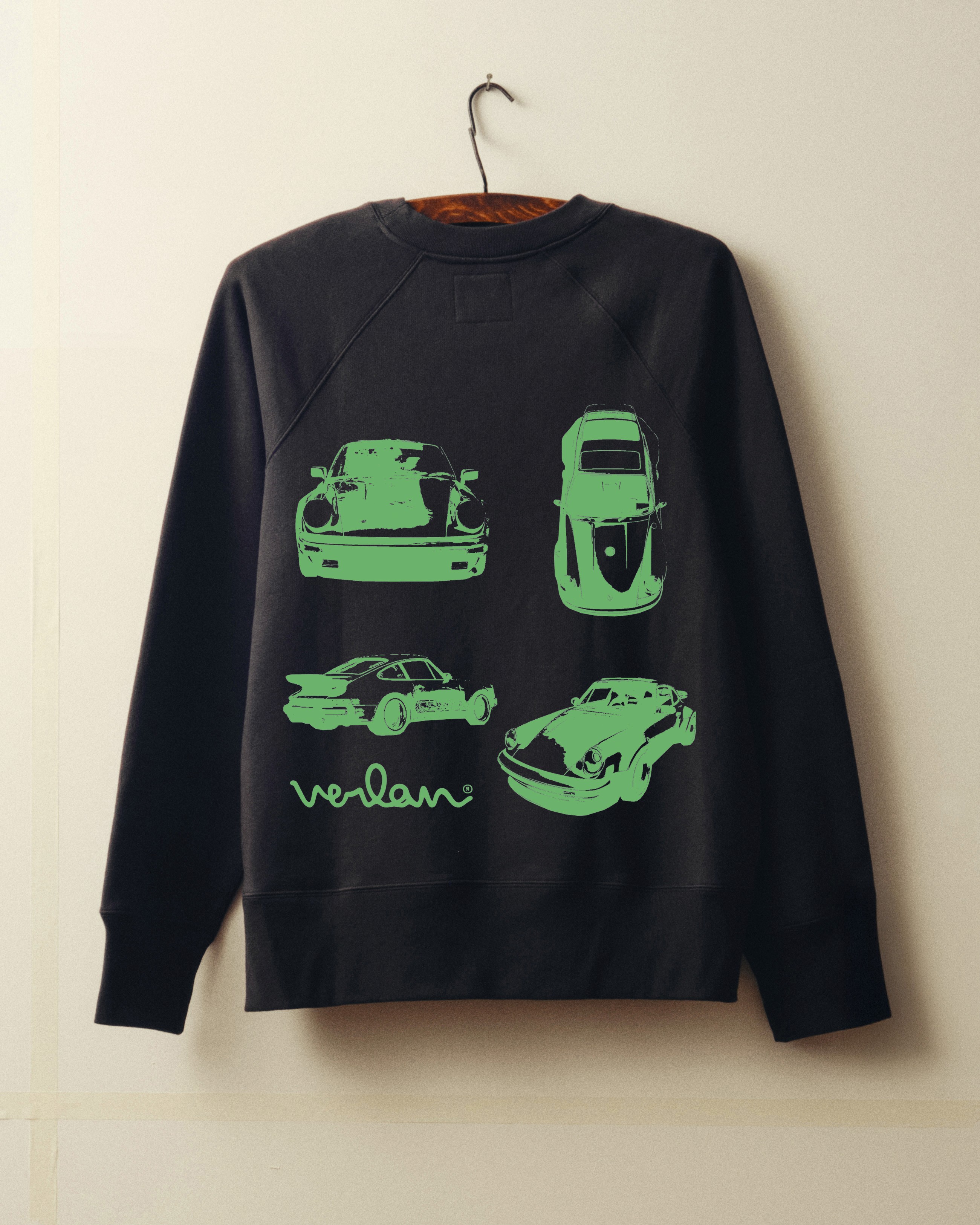 Le sweat-shirt Turbo en moleton de coton premium de la marque Verlan, représentant des Porsche vintage