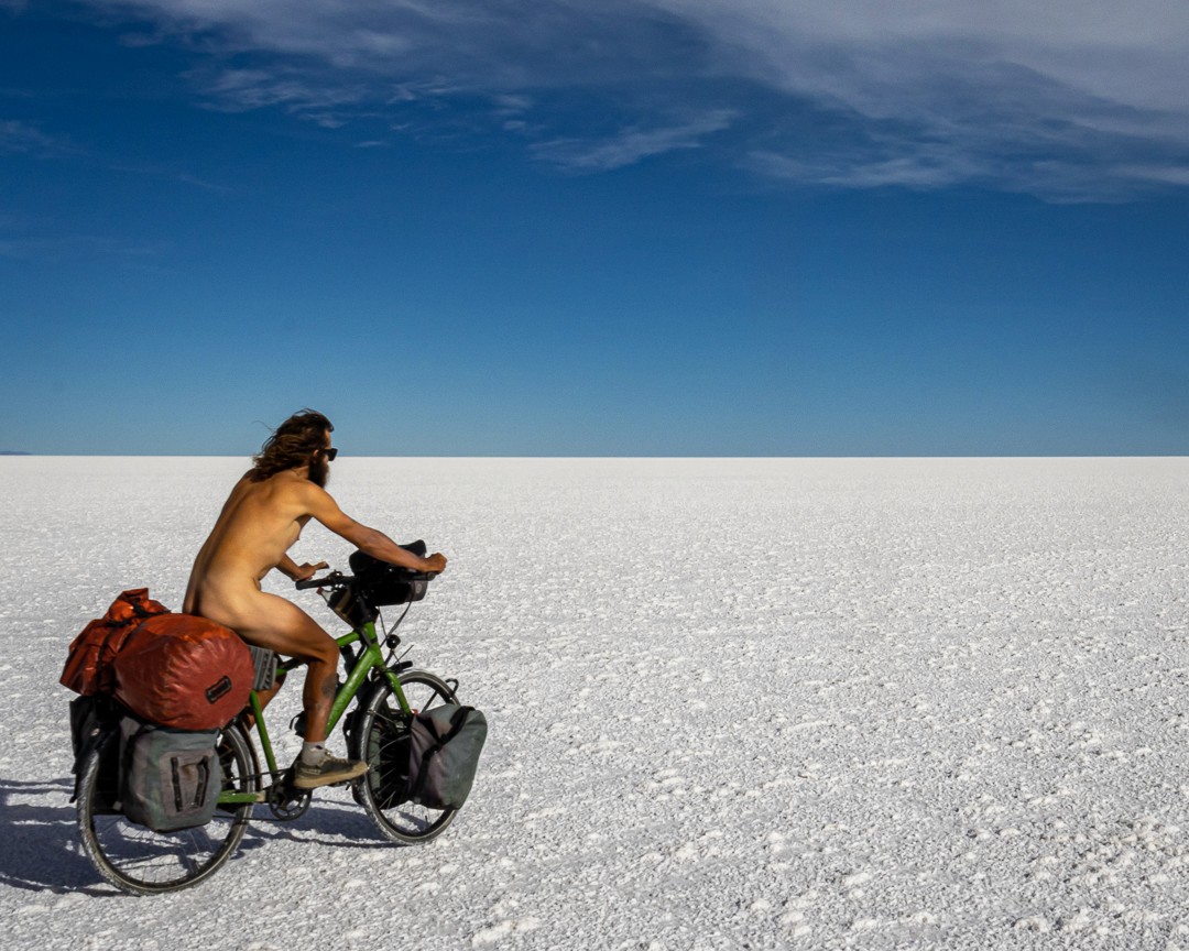 Naakt over de Boliviaanse zoutvlakte Salar de Uyuni fietsen is een tradite...