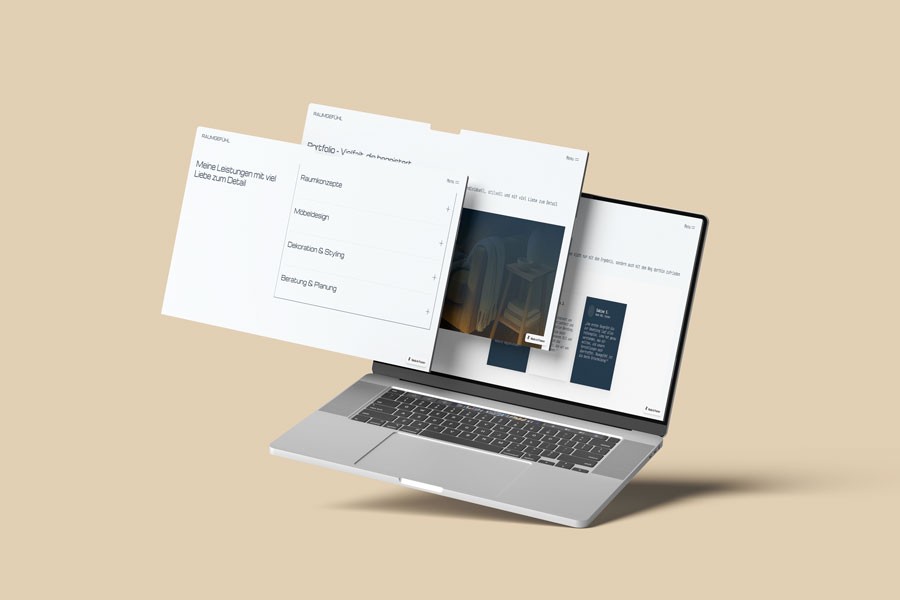 Mockup eines MacBooks mit der geöffneten Raumgefühl-Website. Mehrere überlagerte Seiten zeigen die Navigation, Leistungen und Portfolio-Bereiche der Website auf hellem Hintergrund.