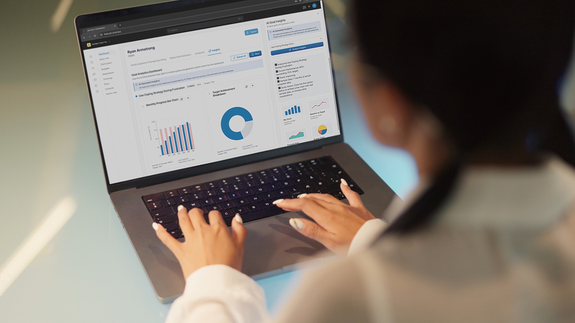 A women using Giv on her laptop.