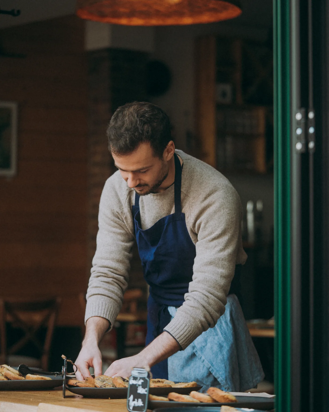 Raphaël dressant des cookies artisanaux dans son atelier