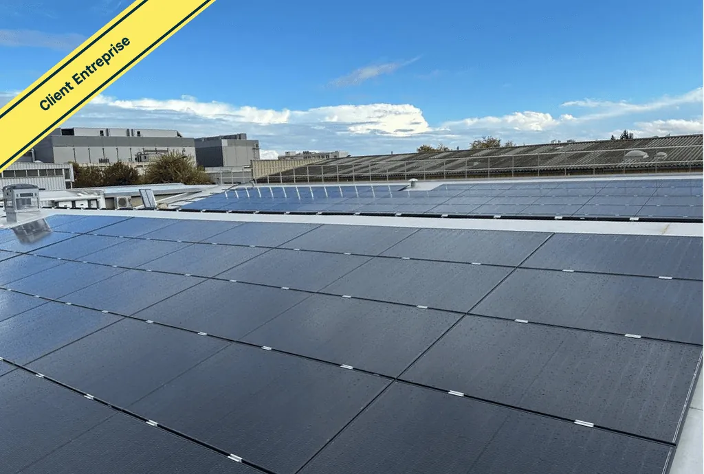 Photo d'un toit d’une entreprise à Argenteuil équipée de panneaux photovoltaïques dont l'installation a été faite par Solarock.