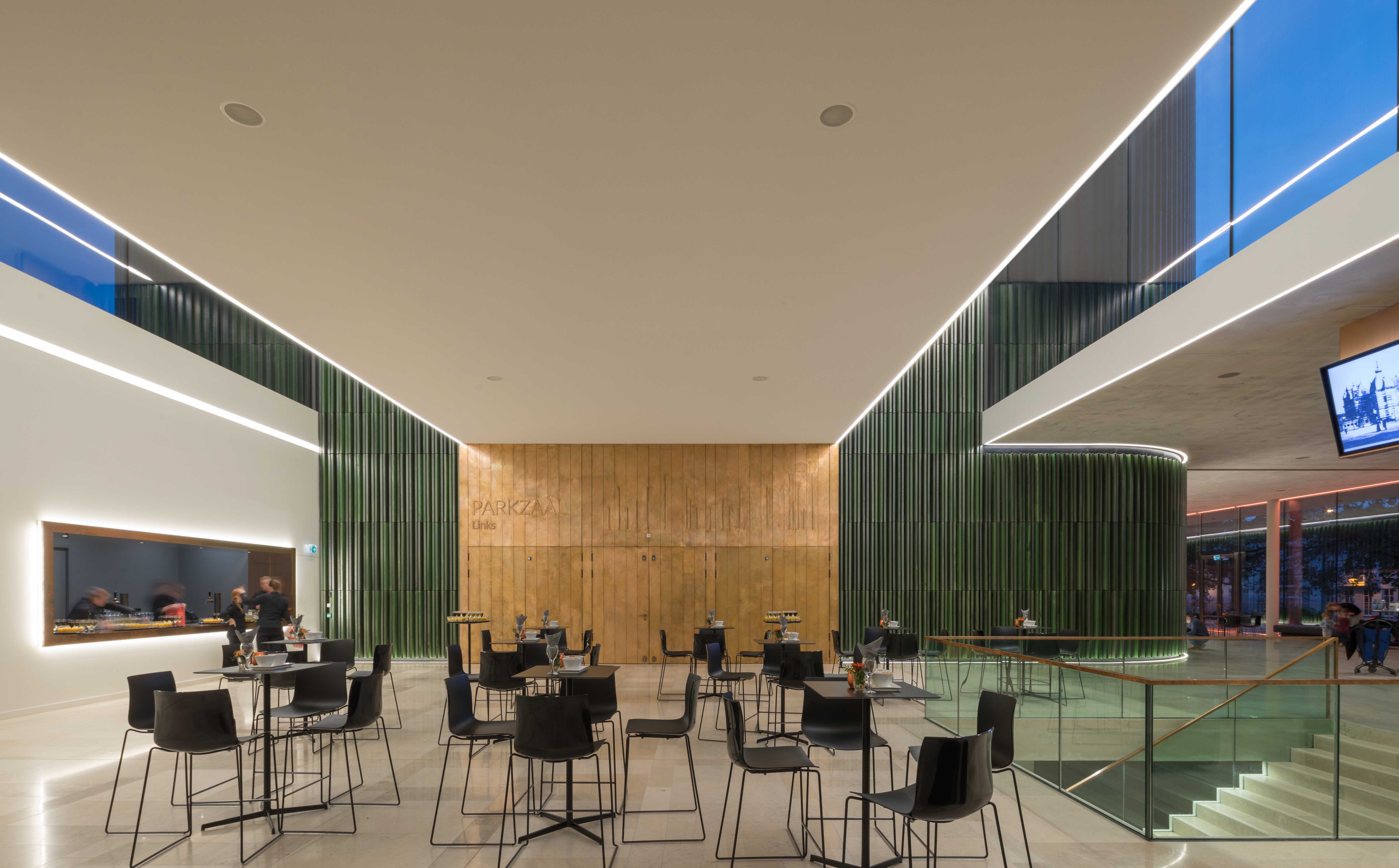 Interieur Parkzaal Links met stoelen en tafels