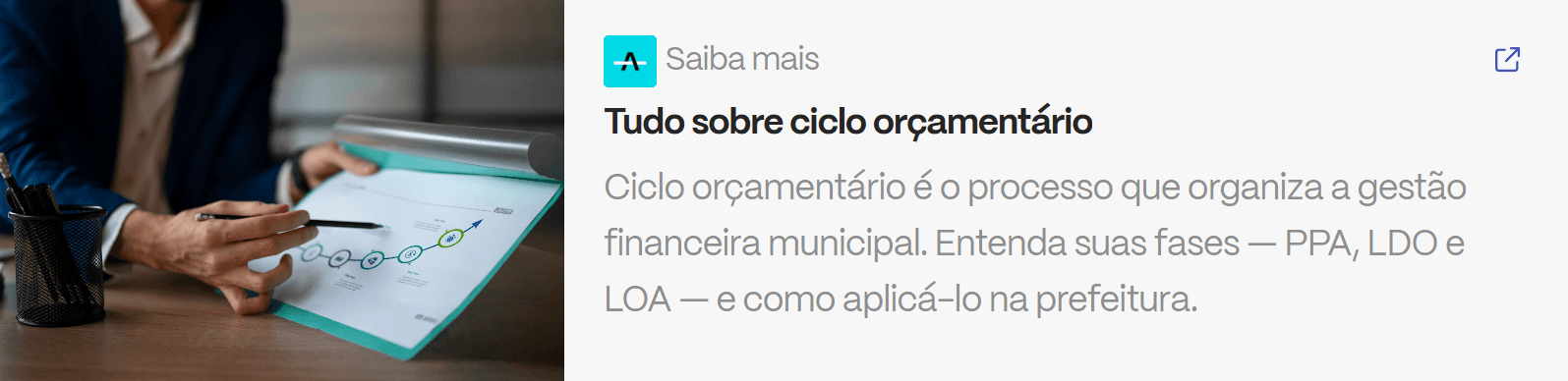 Box de chamada para artigo sobre ciclo orçamentário, com pessoa apontando para documento com linha do tempo do PPA, LDO e LOA.