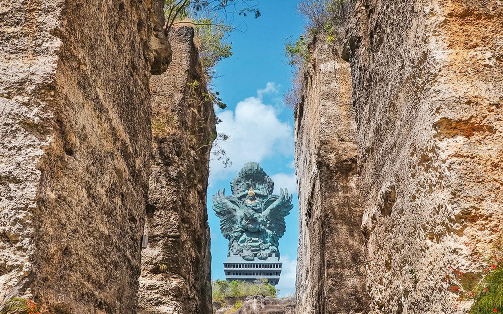 Patung Garuda Wisnu di Bali, Indonesia, menampilkan detail yang rumit dan makna budaya.