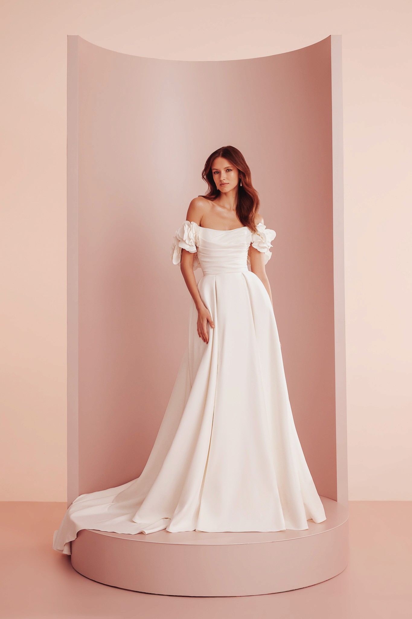 Elegantes Brautkleid von Ariamo mit schulterfreiem Ausschnitt und fließender Silhouette – Kollektion 2026