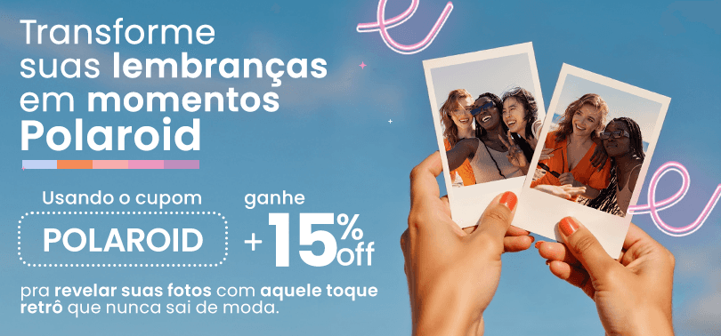 Banner promocional com fundo lilás mostrando mãe e filha sorrindo e abraçadas, segurando fotolivro personalizado com a frase “Álbum da Aninha”. Texto do banner: “Eternize com mais vinte por cento de desconto usando o cupom CLIENTE vinte, em compras acima de cento e quarenta e nove reais e noventa centavos