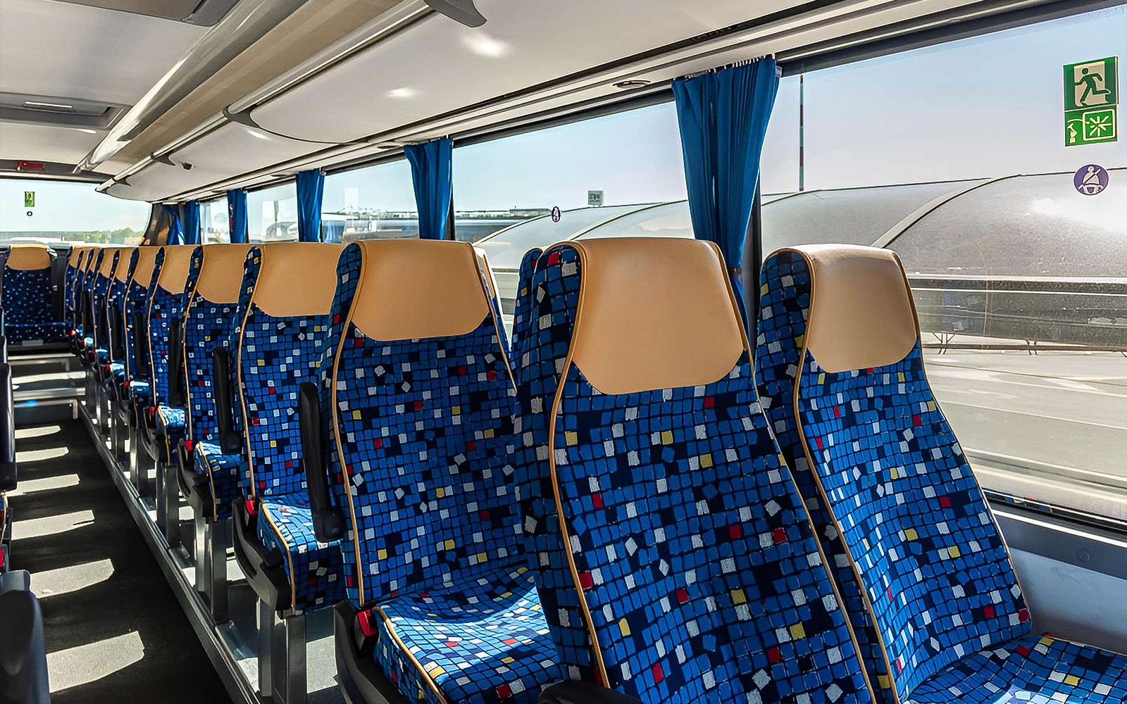 Sætaútlit Autostradale flugvallarskutlu með bláum mynstruðum sætum.