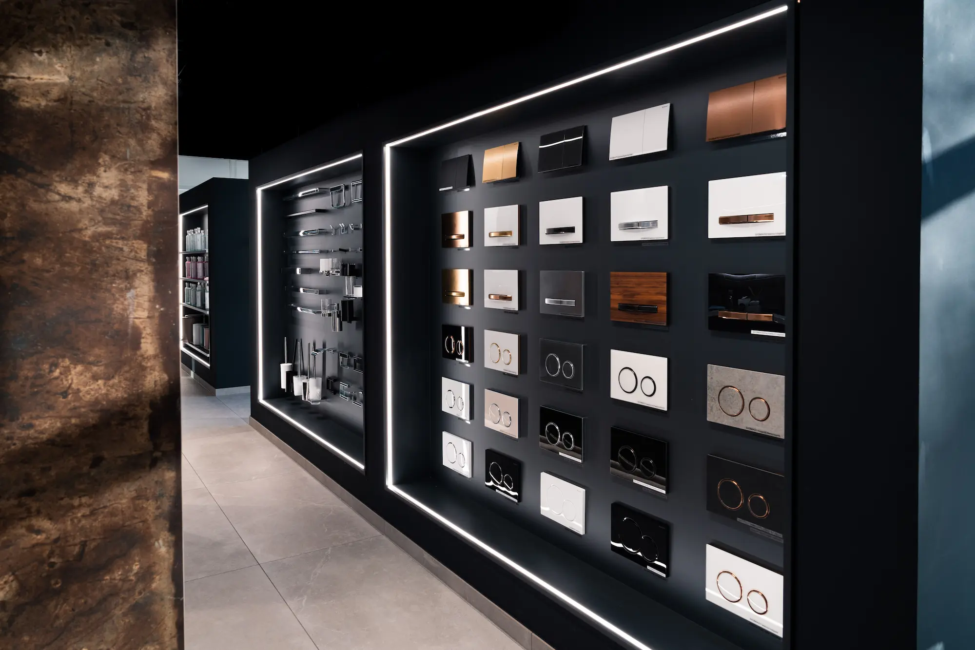 Hoti Showroom mit Präsentationswand für Spülkastensysteme und Badzubehör