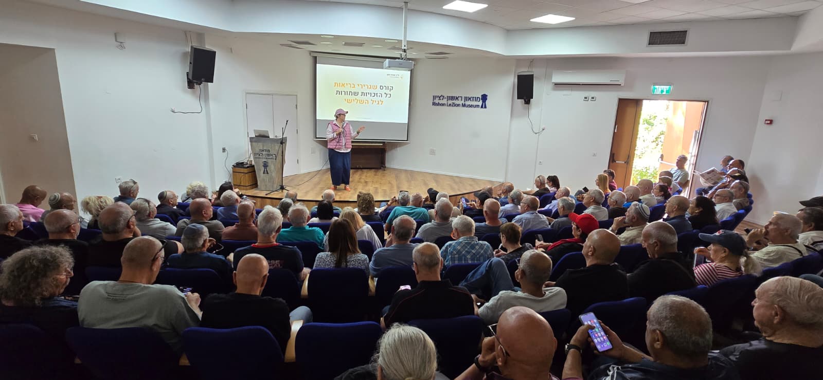 קבוצת אזרחים ותיקים במפגש מיוחד עם זהרה