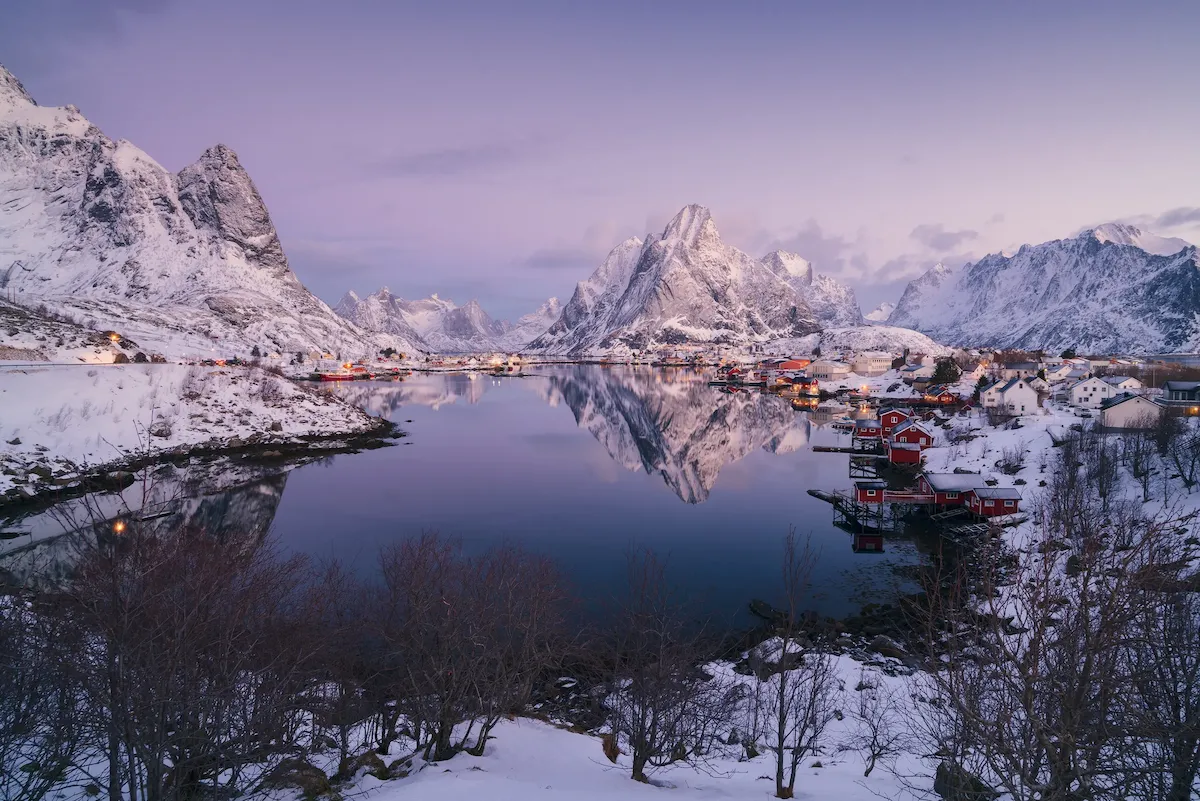 Vista del pueblo de Reine en las islas Lofoten, Noruega