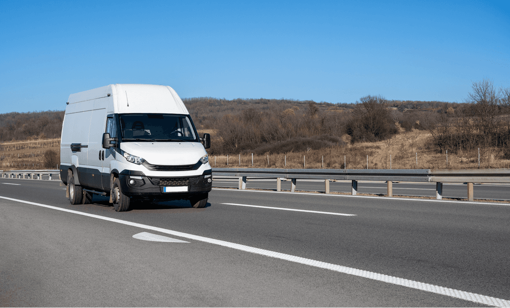 Kombi vozilo na autoputu tokom dana, idealno za usluge selidbe i transporta u Beogradu
