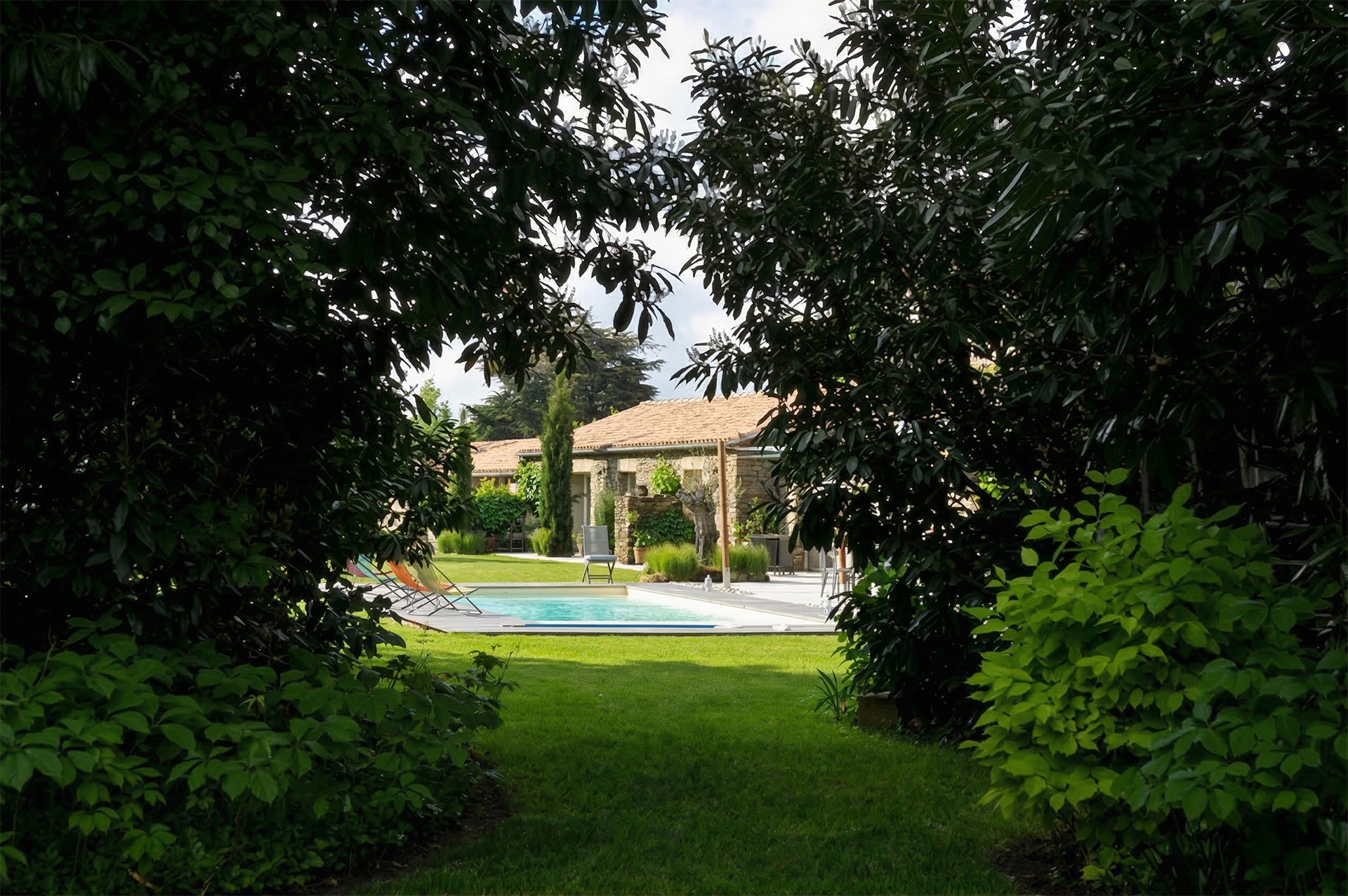 Jardin et piscine extérieure du Clos de la Hourserie, chambre d'hôtes à Pornic, Loire-Atlantique