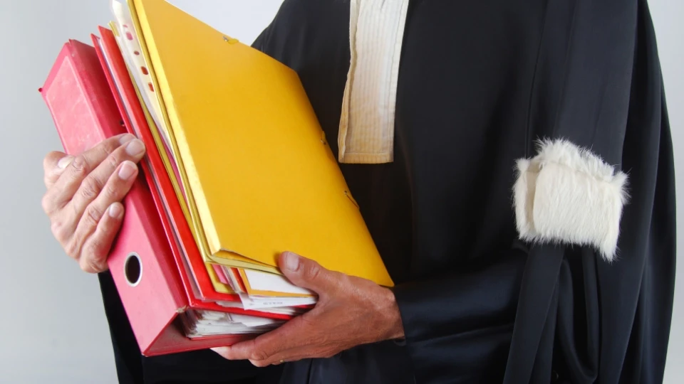avocat tenant un dossier