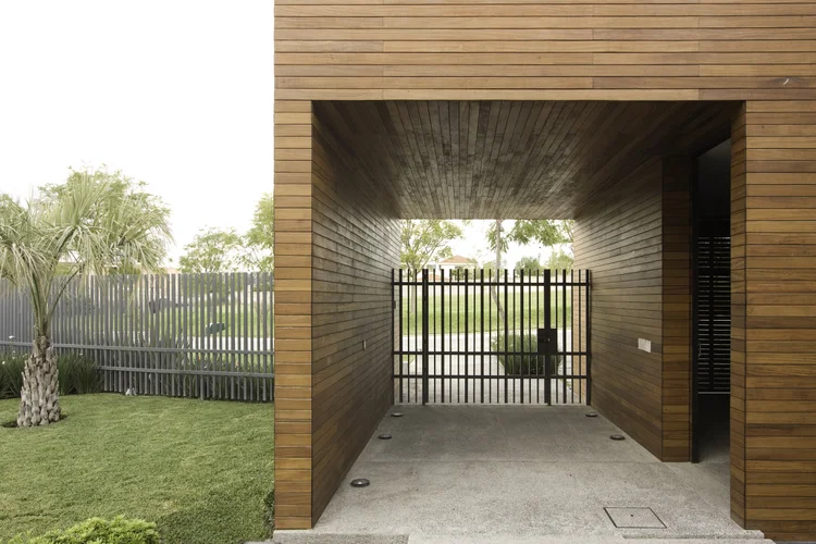 Pasillo arquitectónico en Casa Lomas de Elías Rizo con diseño residencial de lujo y cancelería premium integrada
