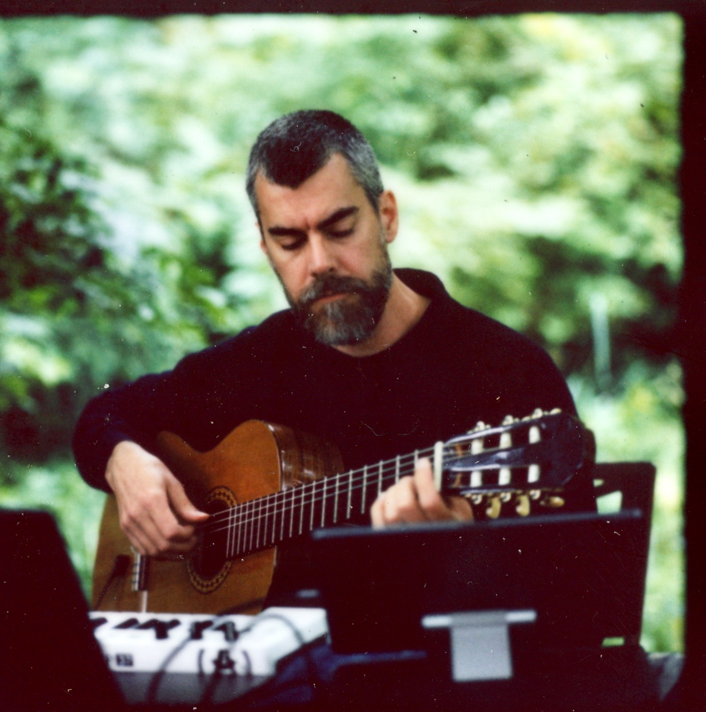 Photo of Alexandre Klinke playing guitar