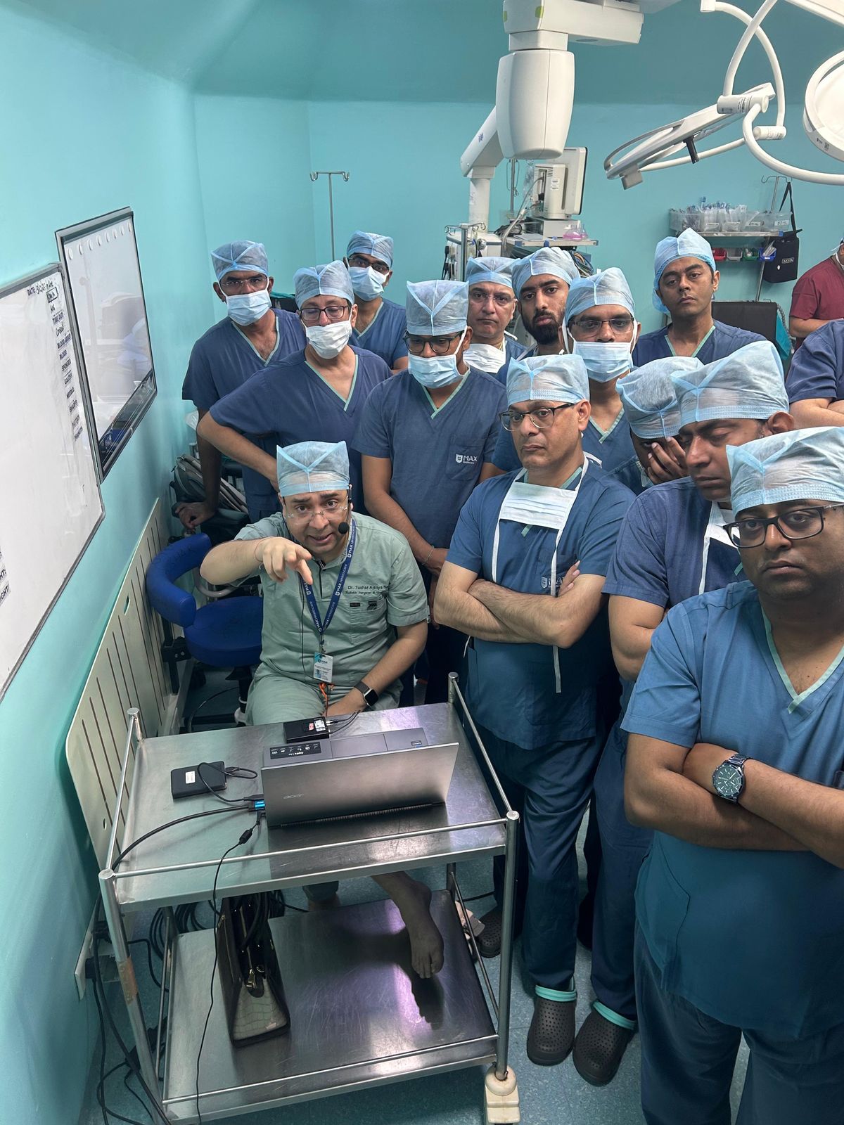 डॉ. Tushar अन्य सर्जनों को robotic surgery के बारे में प्रॉक्टरिंग और सिखा रहे हैं।