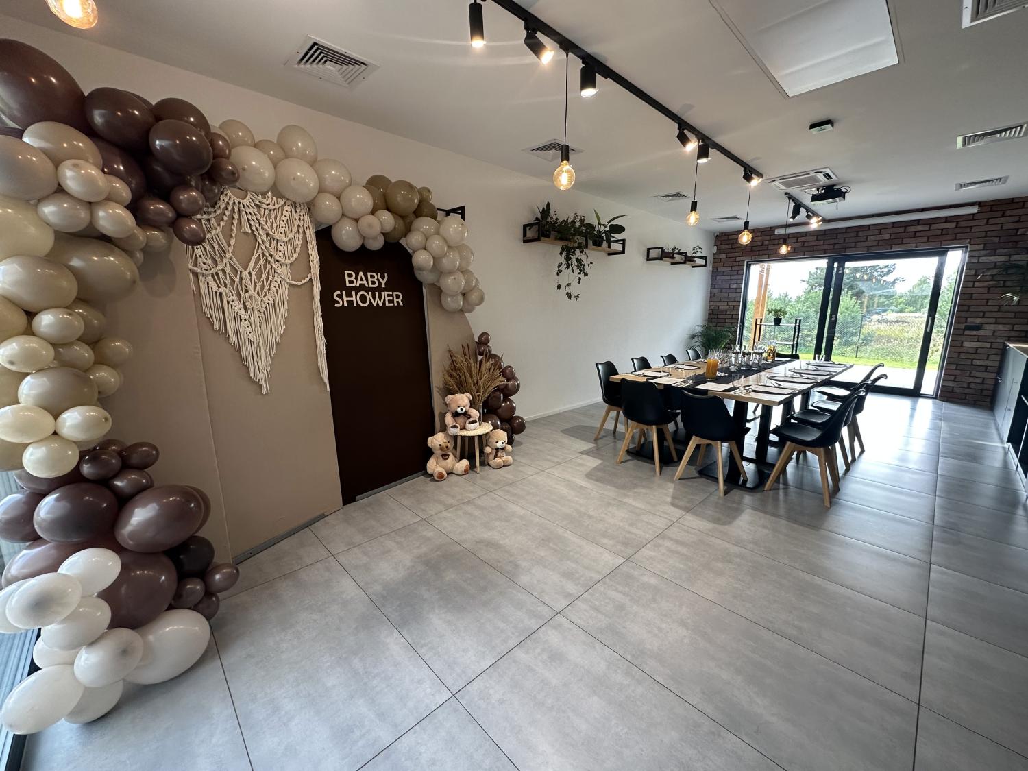Baby shower w restauracji pod Poznaniem – przygotowana sala na przyjęcie