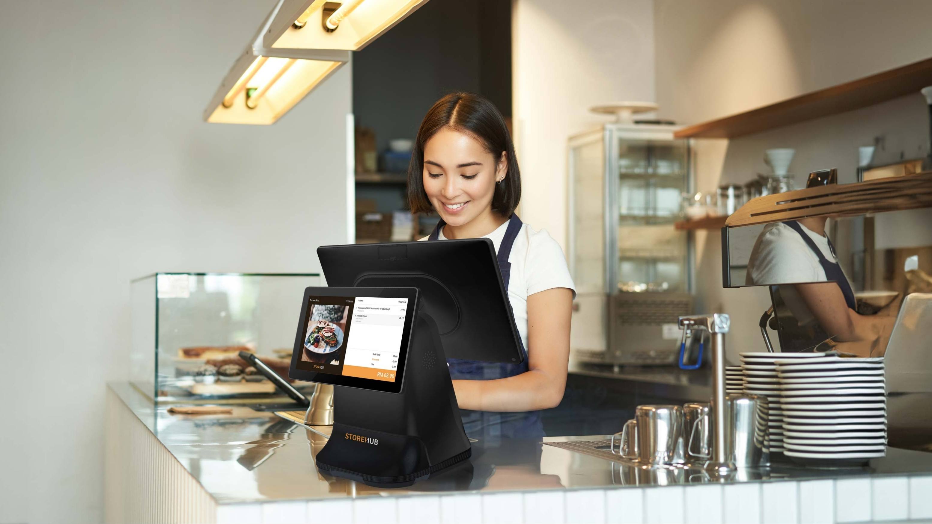 在柜台前的马来西亚餐饮店老板