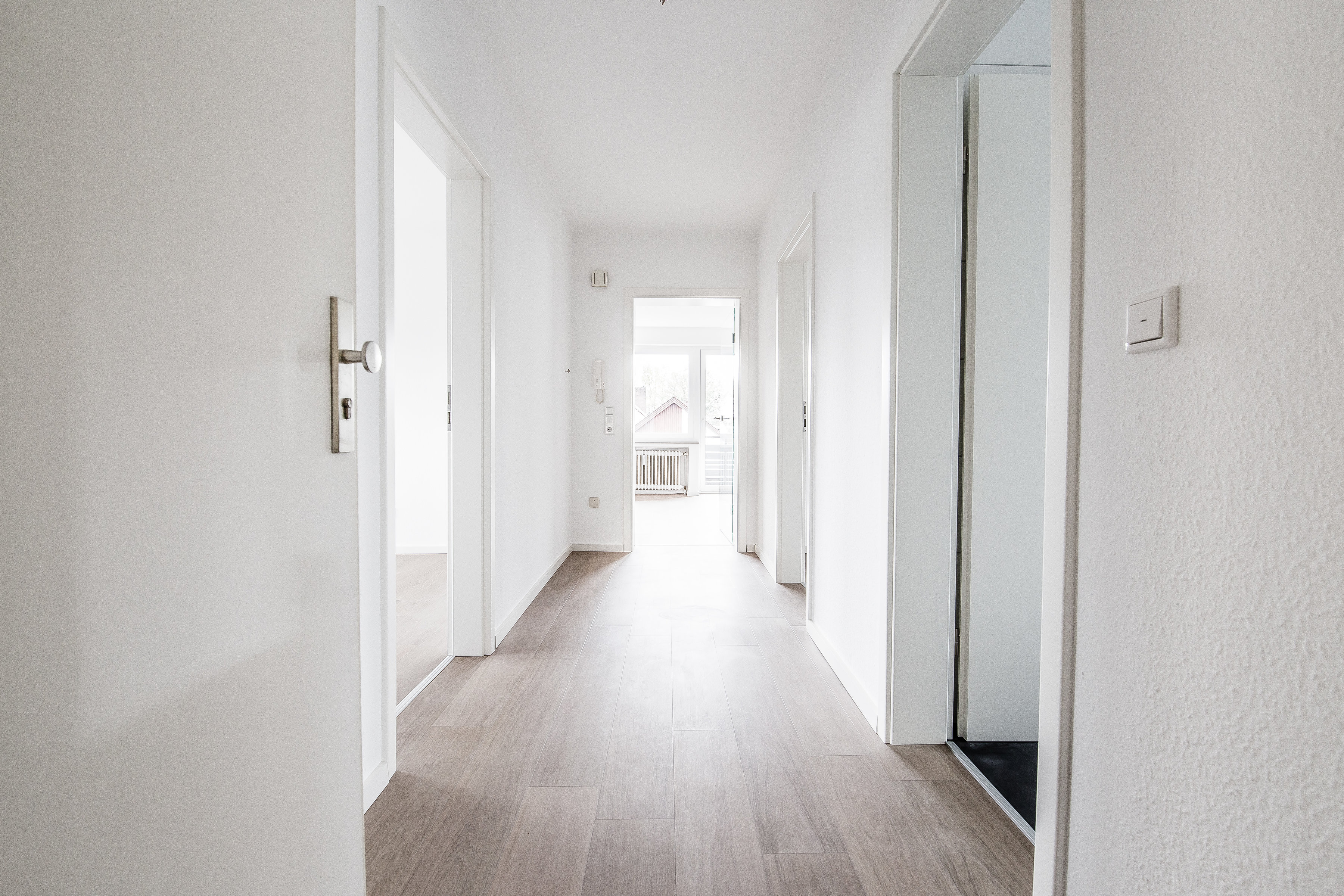 Renovierter Flur im Wohnprojekt Goethestraße mit mehreren abgehenden Zimmern