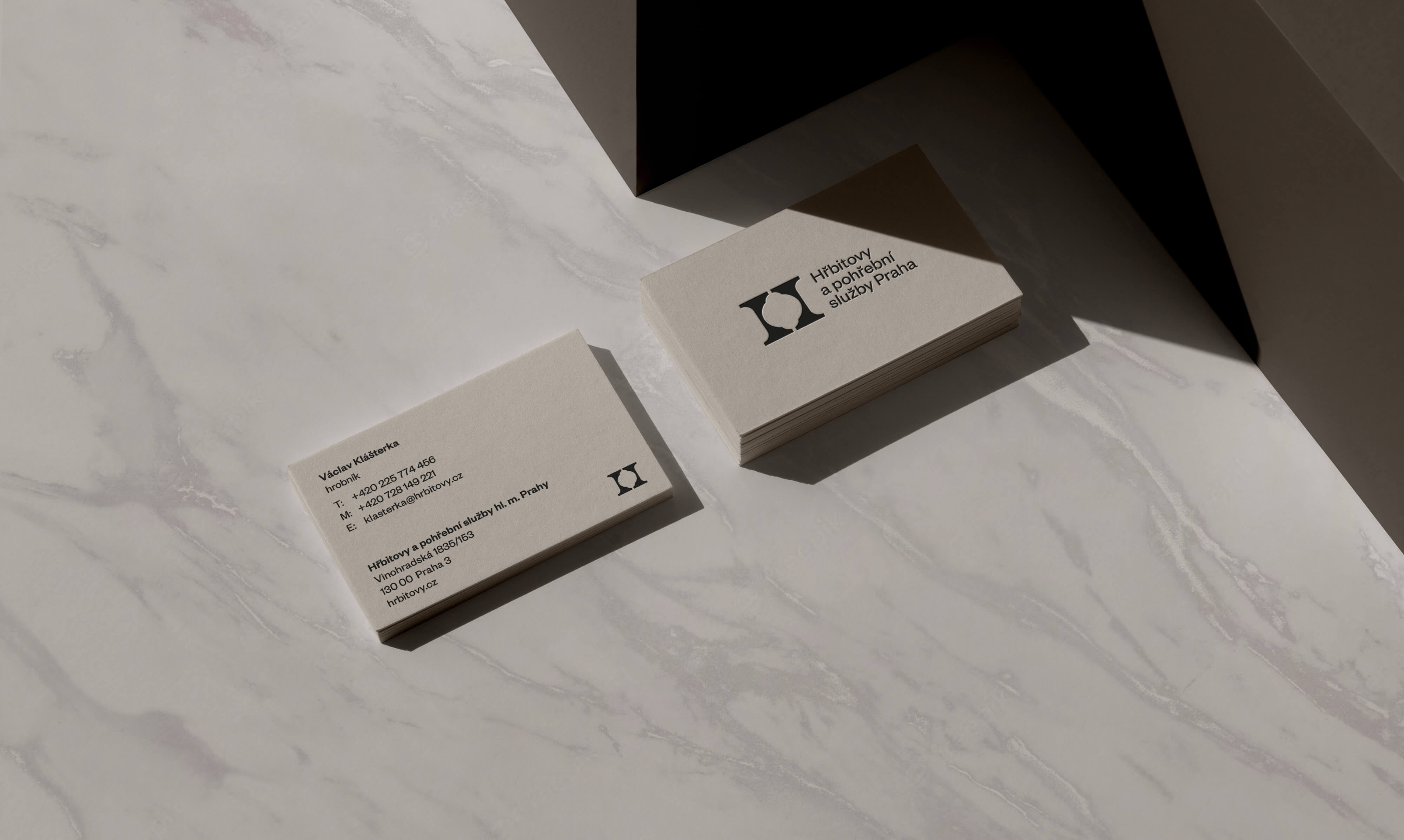 Nová vizuální identita pro Hřbitovy a pohřební služby Praha od studia Matouš Design, oceněná DESIGN BODem za citlivé grafické zpracování. Na fotografiích je vidět nové logo, ilustrace, orientační systém a tiskoviny, které přetvářejí pohled na hřbitovy jako na klidná a důstojná místa setkávání i vzpomínek.