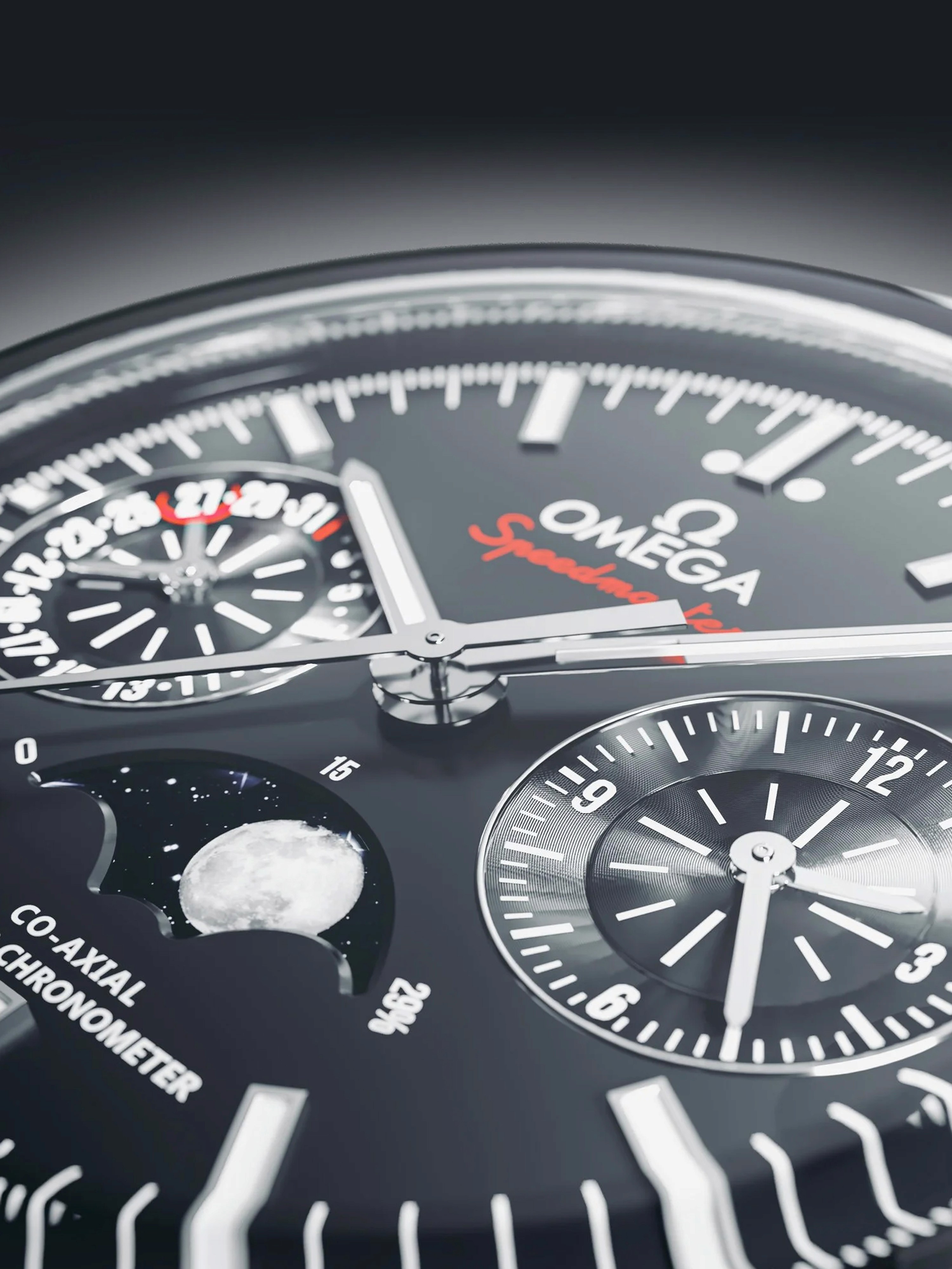 Closeup di orologio omega speedmaster in acciaio con quadrante nero, illuminato con luci studio.