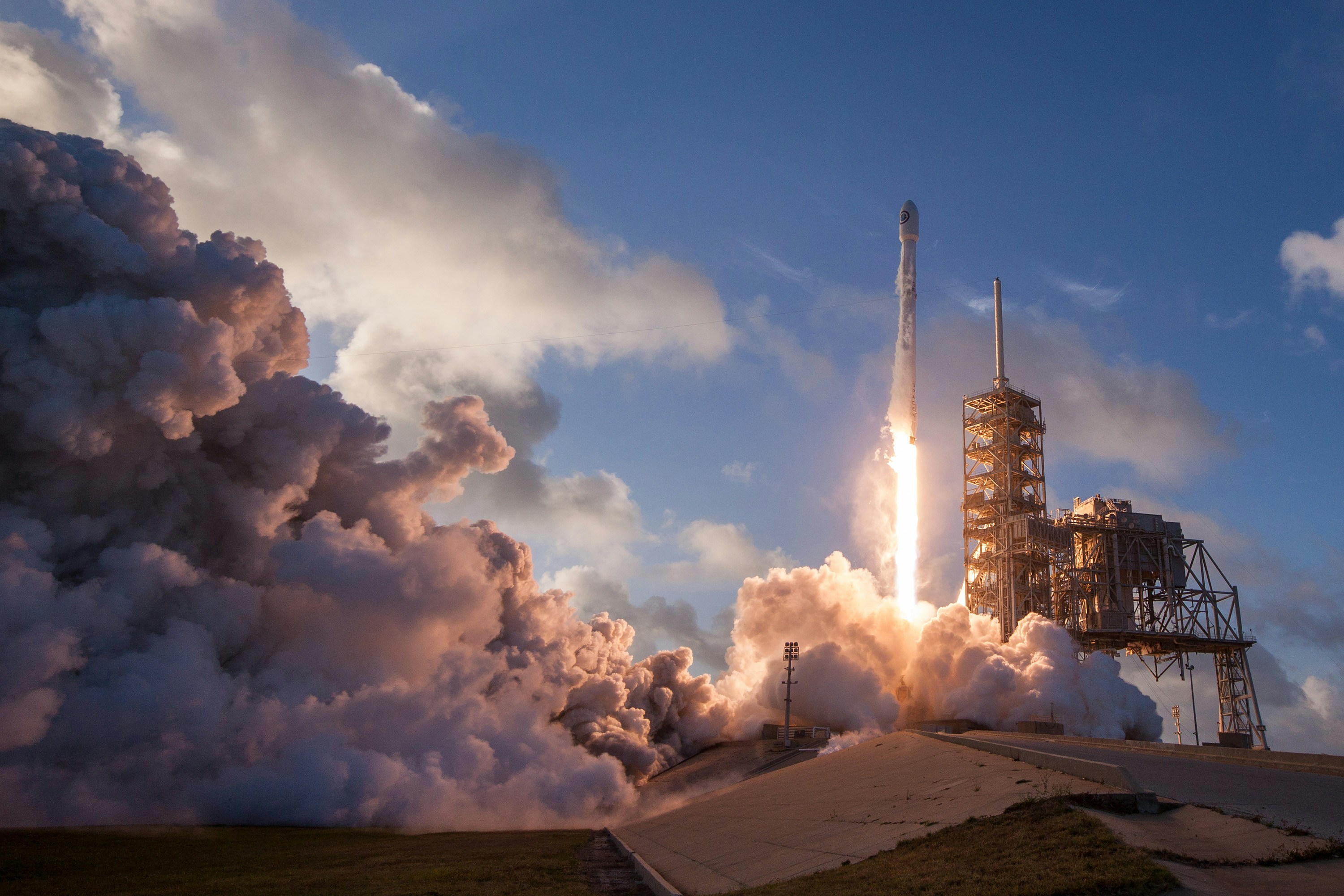 Lanzamiento de un cohete al espacio