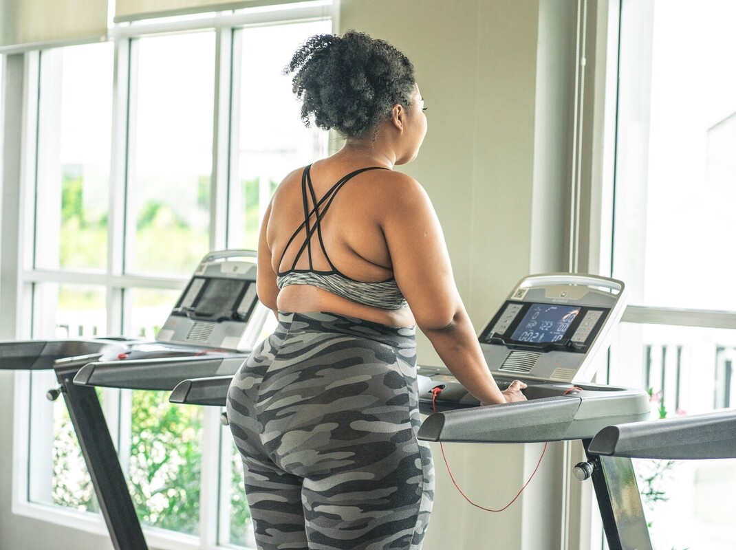 plus-sized woman starting her steps a day to lose weight journey on a treadmill