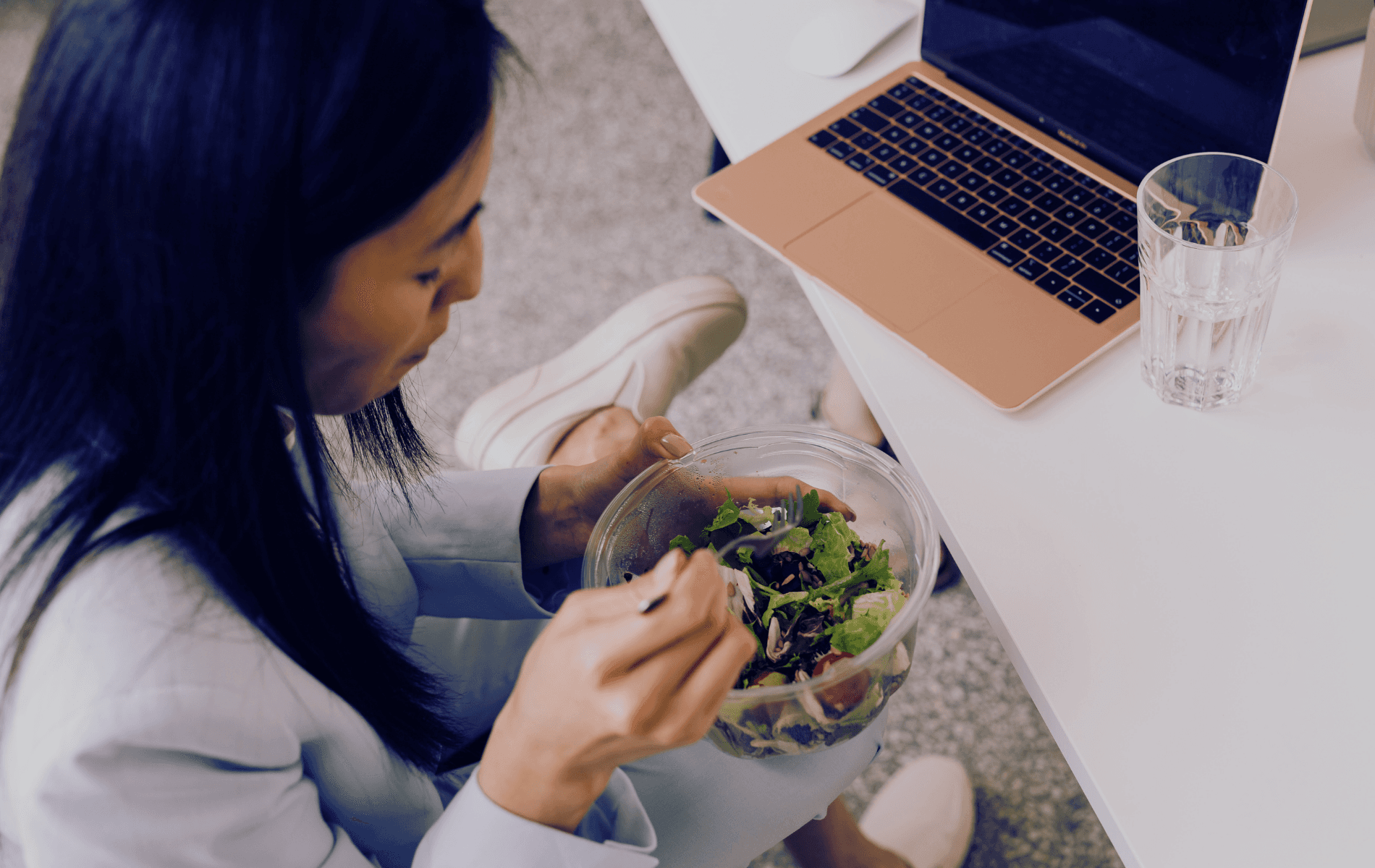 Síntomas de digestión como hinchazón abdominal y pesadez después de comer