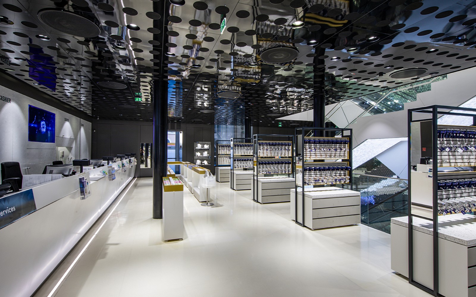 Das Innenleben des Swarovski Hauses in Wien mit Ausstellungregalen und moderner Dekoration.