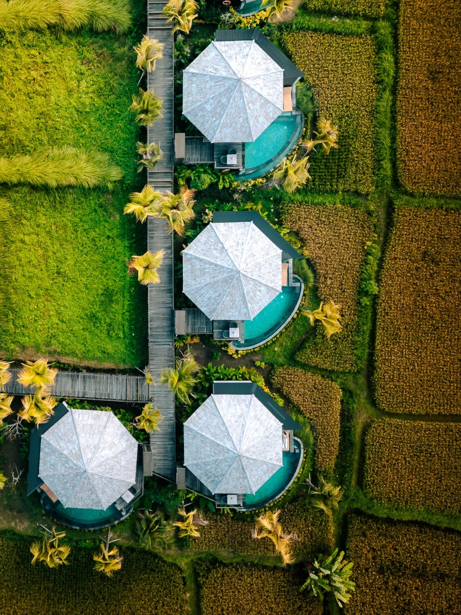 Vue aérienne d’un lieu avec piscine et aménagement paysager