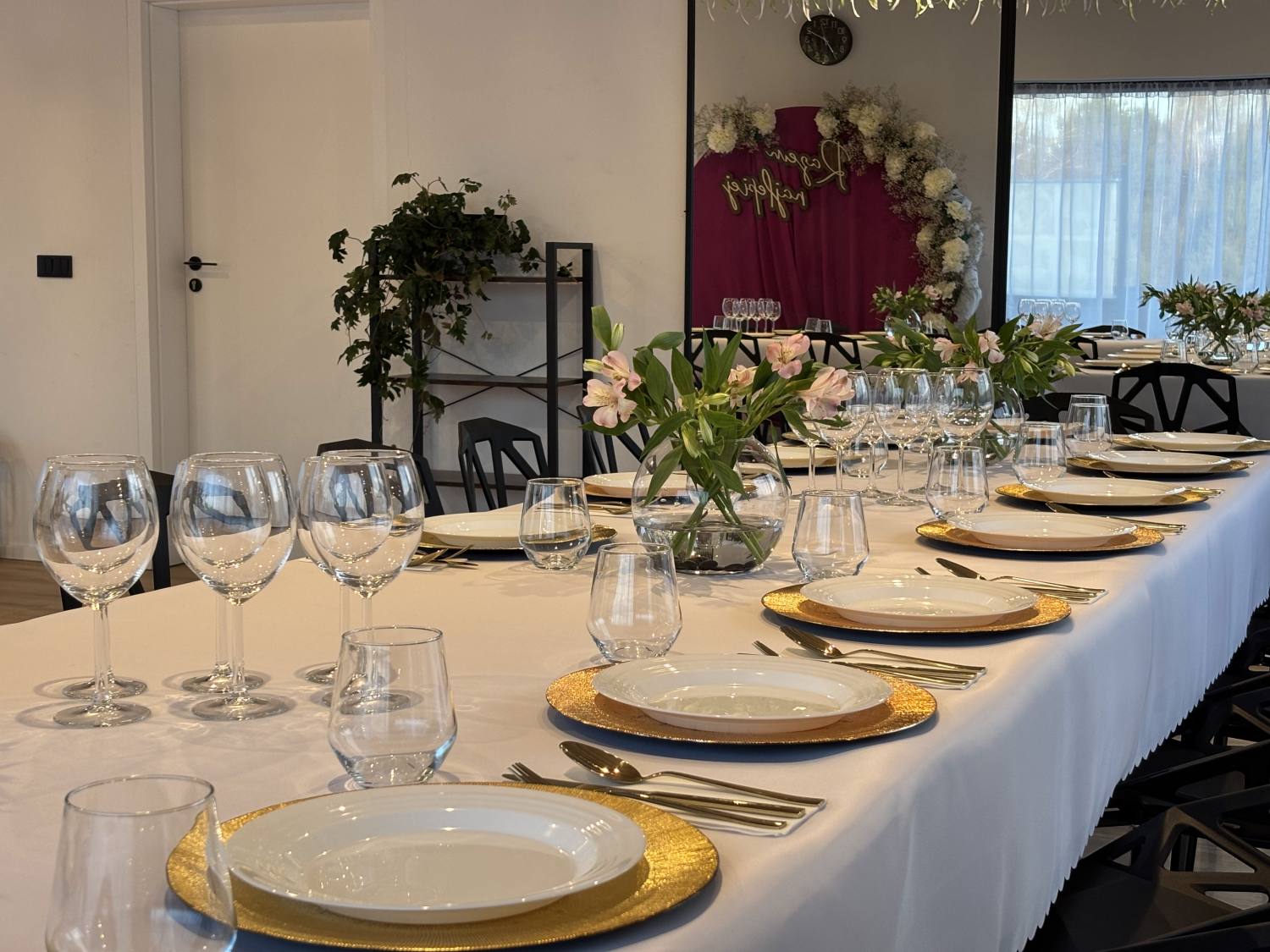 Dekoracja stołu na chrzciny – przyjęcie rodzinne w restauracji pod Poznaniem