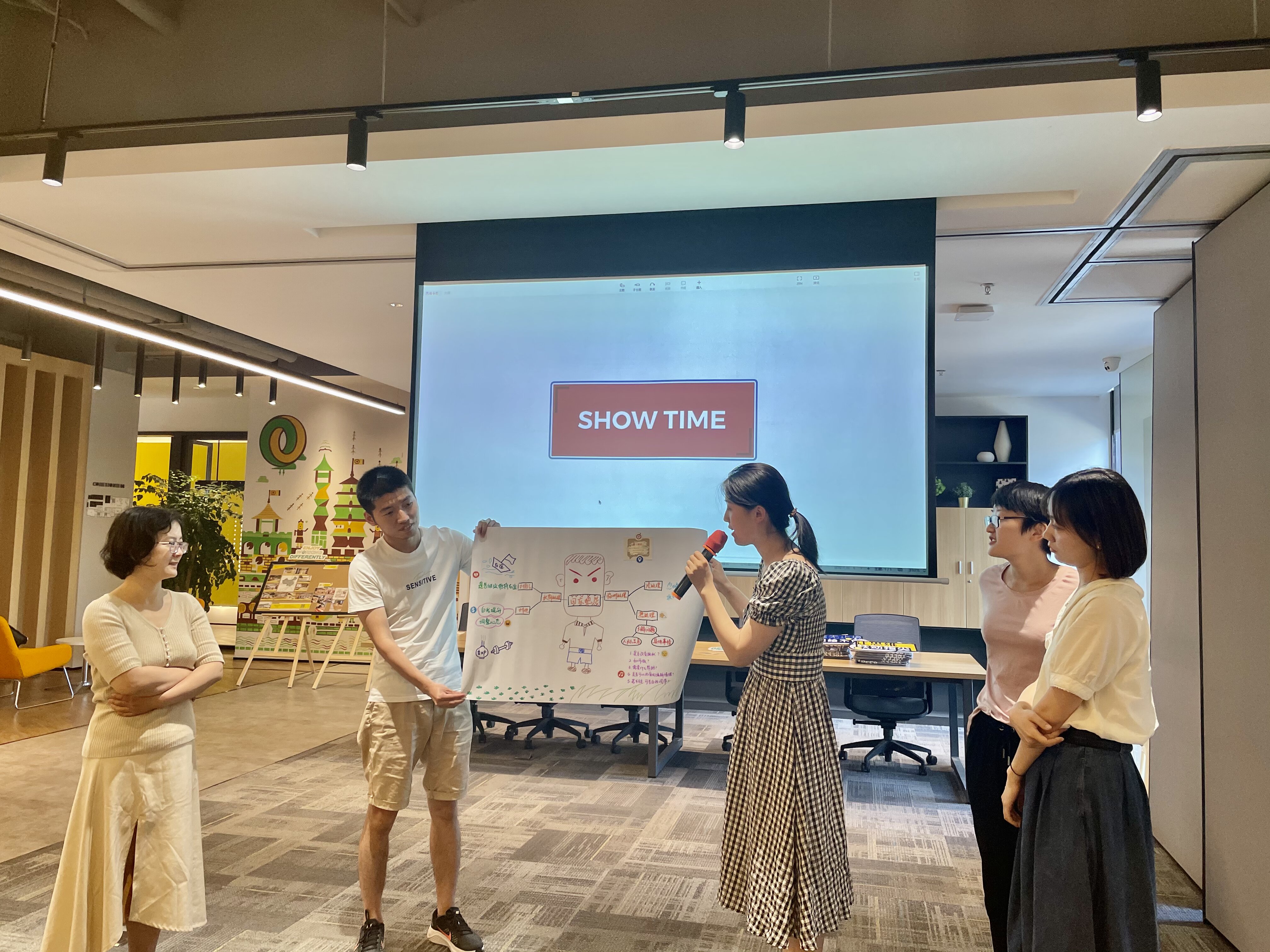 沙龙活动中的分享交流