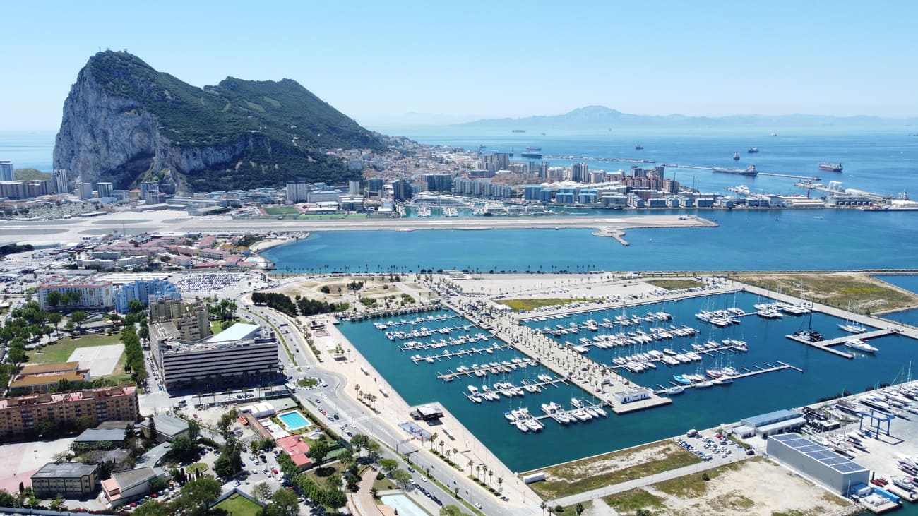 Vista panorámica elevada de La Línea de la Concepción, capturando el casco urbano y el Peñón de Gibraltar al fondo, caso de éxito en implementación de software GIS por Fisotec.
