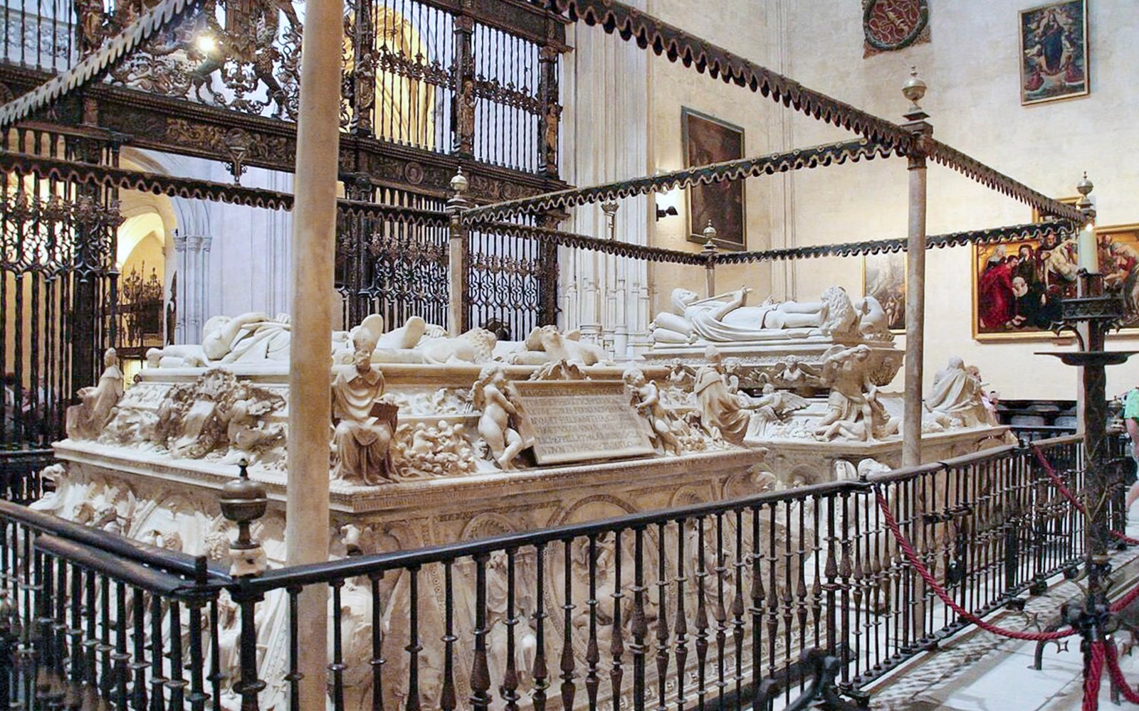 Tombe della Cappella Reale a Granada, con intagli intricati e importanza storica.