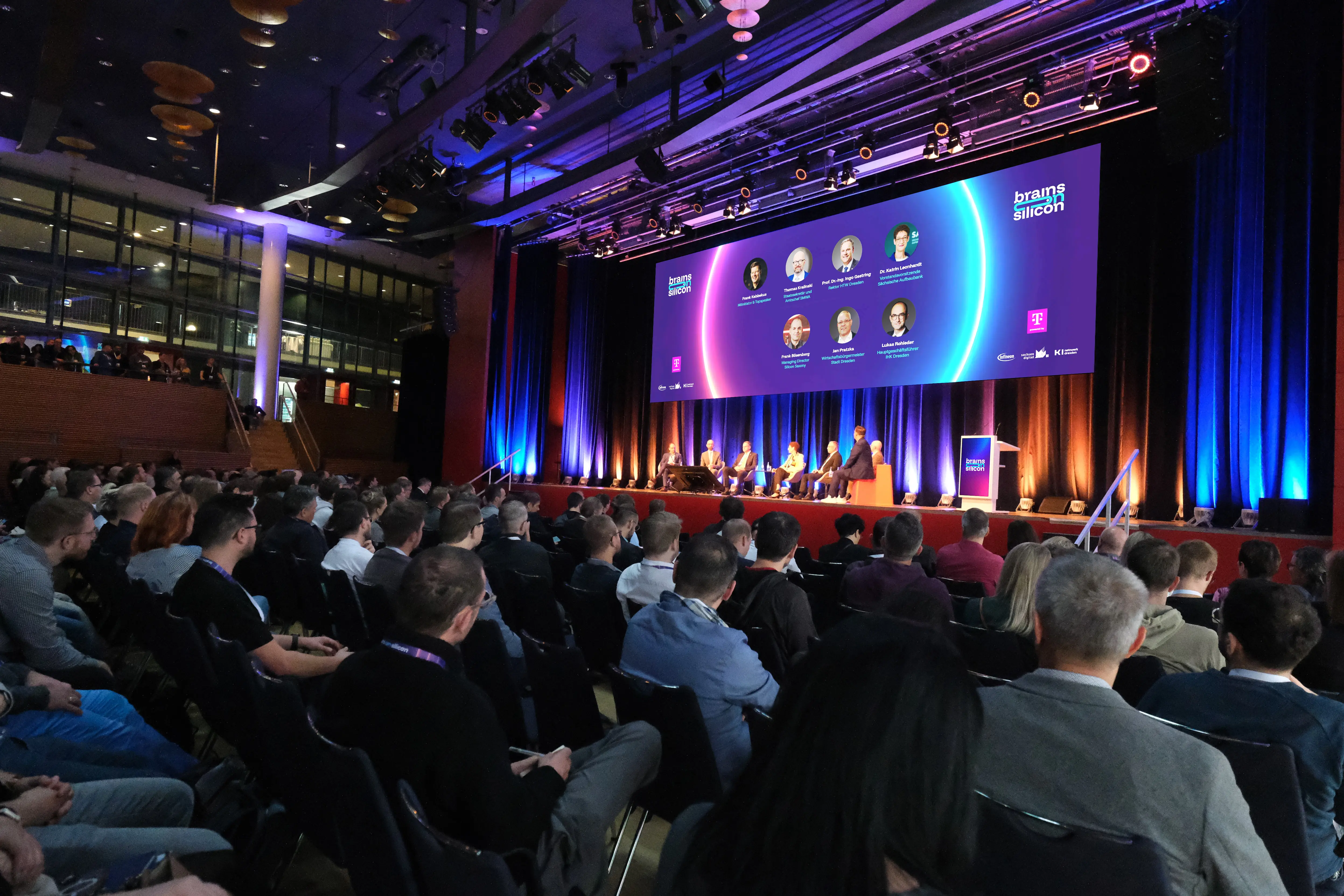 Brains on Silicon Bühnendesign Opening Panel