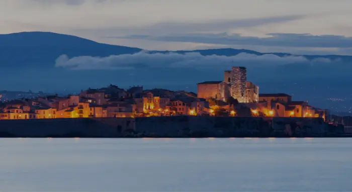 Vue d’Antibes au coucher du soleil pour des départs privés en bateau et expériences premium sur la Riviera.
