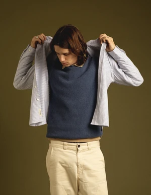Dans le lookbook de la marque Danoise Another Aspect, le mannequin porte un costume gris et une chemise blanche