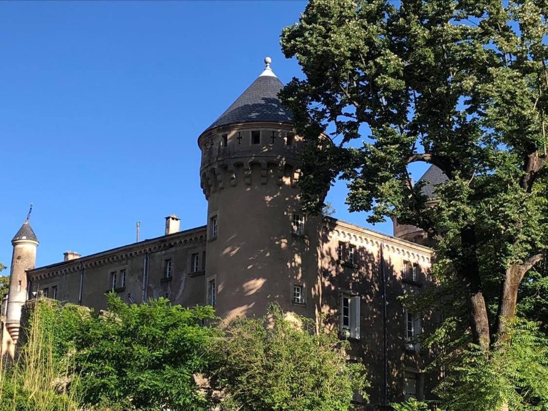 tour du château du rey dans ciel ensoleillé